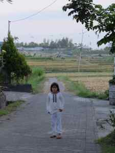 ALIX DEVANT LA MAISON